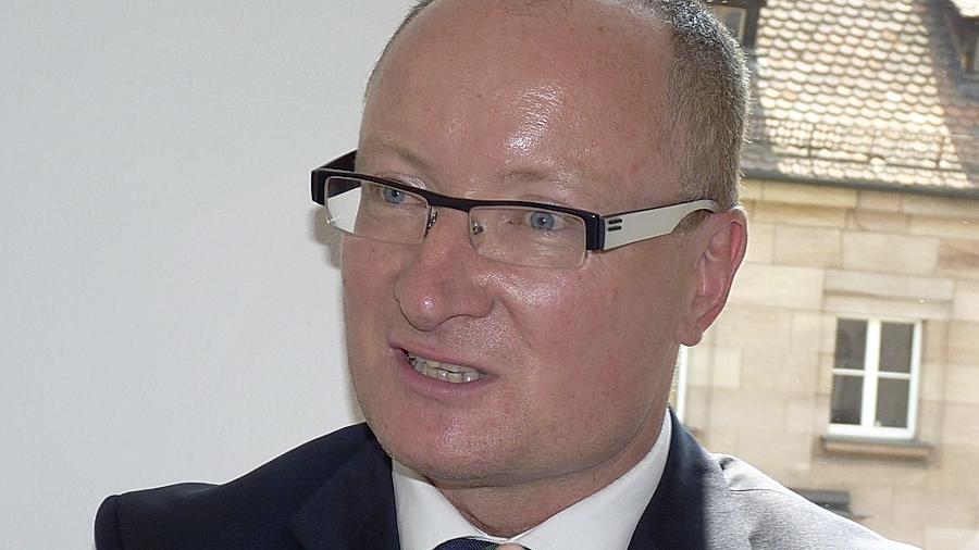 8,2 Millionen Euro Gewinn haben die Bezirkskliniken Mittelfranken im vergangenen Jahr erwirtschaftet. Trotzdem sitzt Vorstand Helmut Nawratil aufgrund der anhaltenden Kritik an seiner Person alles andere als fest im Sattel. 8,2 Millionen Euro Gewinn haben die Bezirkskliniken Mittelfranken im vergangenen Jahr erwirtschaftet. Trotzdem sitzt Vorstand Helmut Nawratil aufgrund der anhaltenden Kritik an seiner Person alles andere als fest im Sattel.