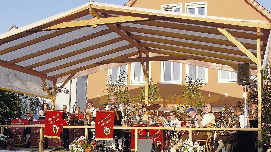 Weißwurst und Blasmusik beim Dorffest in Berngau