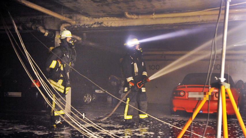 Hoher Sachschaden ist bei einem Feuer in einer Tiefgrage in der Forther Hauptstrasse in Forth entstanden. Mehrere Fahrzeuge und die gesamte Elektroinstallation im Keller wurden zerstört. Auch der Gebäudeschaden ist enorm.