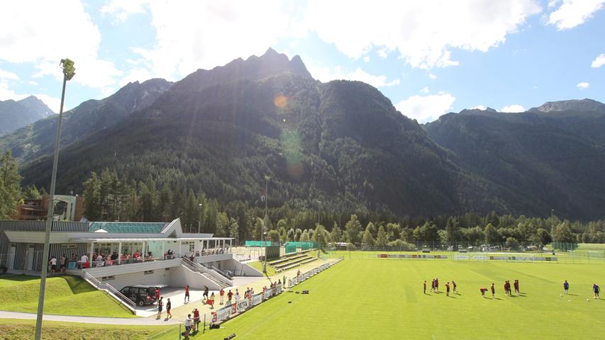 Neuer Tag, neue Trainingseinheit: Auf dem schmucken Übungsplatz vor malerischer Bergkulisse schuftet der Club, um sich für den Bundesliga-Auftakt in Form zu bringen.