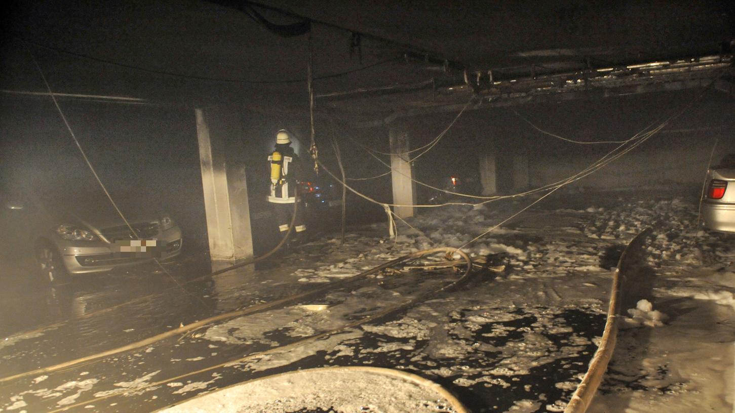Der Schaden bei dem Brand in einer Fürther Tiefgarage beläuft sich nach neuesten Ermittlungen auf über 400.000 Euro.