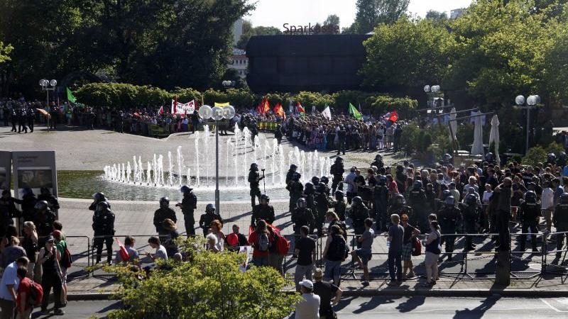 Weiter ging es auf dem Heinrich-Böll-Platz in Langwasser. Schon Stunden bevor der Lkw der NPD eintraf, versammelten sich zahlreiche Menschen zu einer Gegenkundgebung. Einige von ihnen...