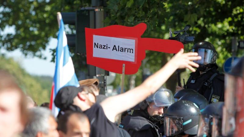 Nazi-Alarm in der Nürnberger Südstadt: Eine Kundgebung der rechtsextremen NPD Anfang August 2012 begleiteten rund 2000 Gegendemonstranten. Am Rande der sogenannten "Deutschland-Tour" der Rechtsextremen kam es zu vereinzelten Konflikten zwischen Polizei und Demonstranten.