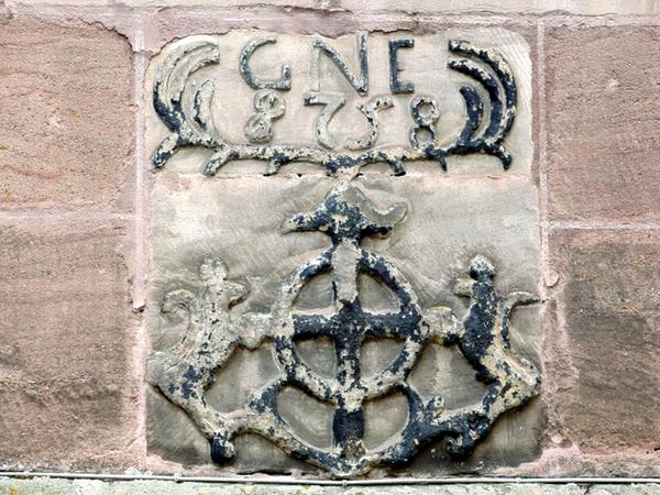 Das Wappen am Haus Nr. 23 in der Straße Am Hammer erinnert an Georg Nicolaus Eckert, der hier im Jahr 1758 die abgebrannte Mühle neu errichten ließ. Der Hausteil – mit großem Zwerchdach mit Fachwerkgiebel, Schopfwalm und Wetterfahne – wird heute noch bewohnt.