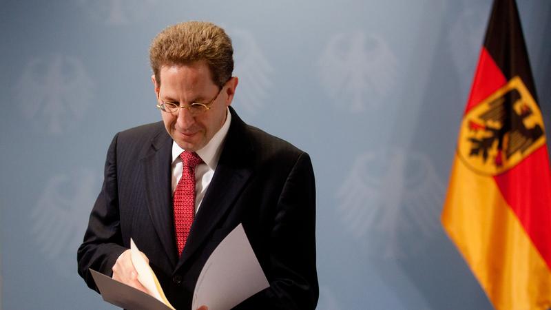 Verfassungsschutz-Chef Hans-Georg Maaßen hat am Montag der Bundesregierung einen Bericht vorgelegt, in dem er erklärt, worauf er seine Einschätzungen zu den Vorfällen in Chemnitz stützt.