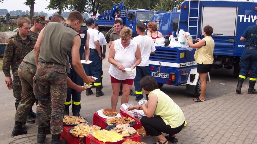 Die Hochwasseropfer zeigten ihre Dankbarkeit auf ihre Weise: Sie versorgten die Helfer mit selbstgebackenem Kuchen und Kaffee.