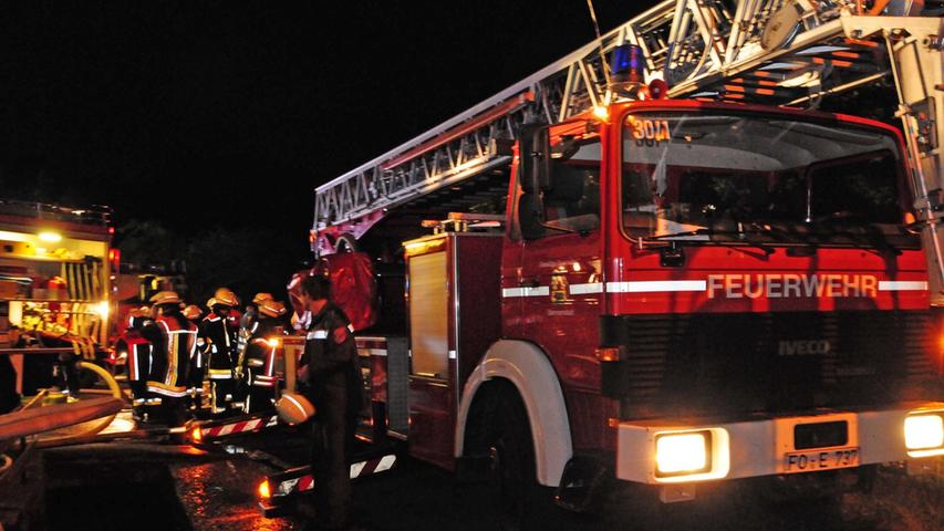 200 Feuerwehrleute waren im Einsatz: Auf einem Bauernhof bei Oberleinleiter im Kreis Bamberg ist Donnerstagnacht ein Brand ausgebrochen. Das Feuer verursachte an Stallungen, Lagerhallen und Garagen einen Schaden von 500 000 Euro. Ein Rind kam dabei um. Die Kriminalpolizei ermittelt.