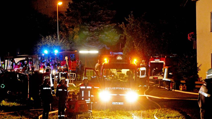 200 Feuerwehrleute waren im Einsatz: Auf einem Bauernhof bei Oberleinleiter im Kreis Bamberg ist Donnerstagnacht ein Brand ausgebrochen. Das Feuer verursachte an Stallungen, Lagerhallen und Garagen einen Schaden von 500 000 Euro. Ein Rind kam dabei um. Die Kriminalpolizei ermittelt.