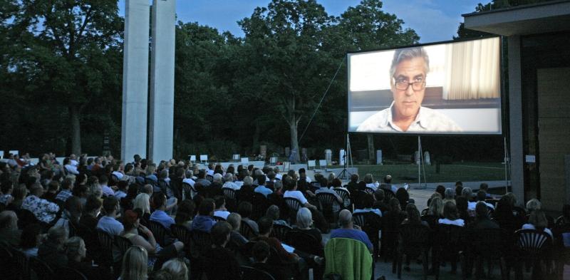 Beim SommerNachtFilmfestival ist jeden Geschmack etwas dabei. Im Westfriedhof war am Samstag George Clooney in "The Descendants" zu bewundern.