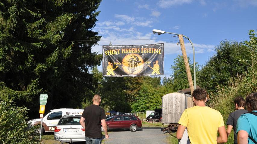 Bereits seit einem Vierteljahrhundert lädt das Sticky Fingers Festival bei Marktredwitz zu einem sagenhaften Preis von 12 Euro zu einem lauschigen 2-Tagesfestival ein.