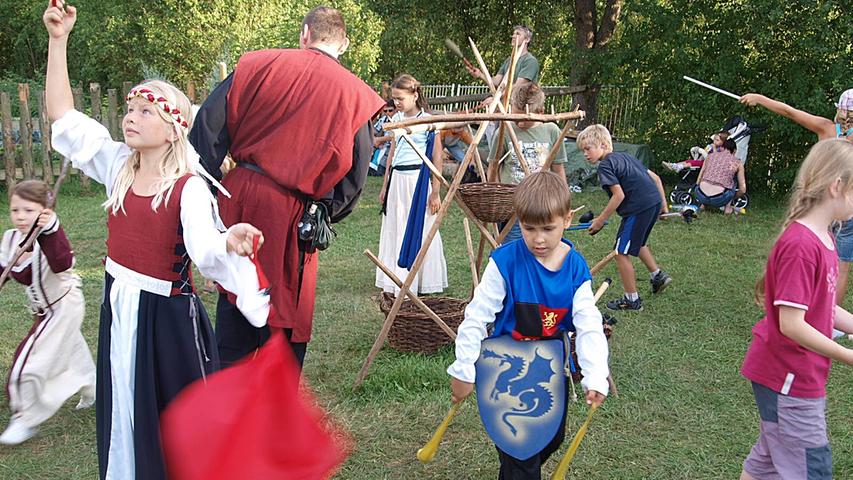 Schwertübungen und Tanz bieten vor allem den jungen Besuchern Spaß und lassen die Geschichte lebendig werden.