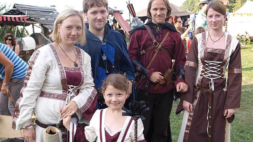 ... oder in der Gruppe - die schönen Trachten stehen auf Burg Rabenstein hoch im Kurs. Fesche Prinzessinnen, stolze Ritter und Knappen...