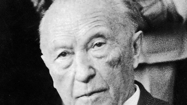 Mit 73 Jahren wurde Konrad Adenauer (CDU) 1949 erster Bundeskanzler der jungen Bundesrepublik. Seine eigene Stimme gab damals den Ausschlag für die hauchdünne Mehrheit für eine Koalition aus CDU/CSU, FDP und der längst verschwundenen Deutschen Partei. Adenauer war einer der Gründerväter der "Römischen Verträge", die den Grundstein für die EU legten. Er trieb zunächst die West-Integration der Bundesrepublik voran; sie gehört neben der Aussöhnung mit Frankreich und Israel zu den dauerhaften Erfolgen der Ära Adenauer. Nach 14 Jahren Kanzlerschaft reichte er nach schwindendem Rückhalt und Ansehen in Partei und Bevölkerung seinen Rücktritt ein.