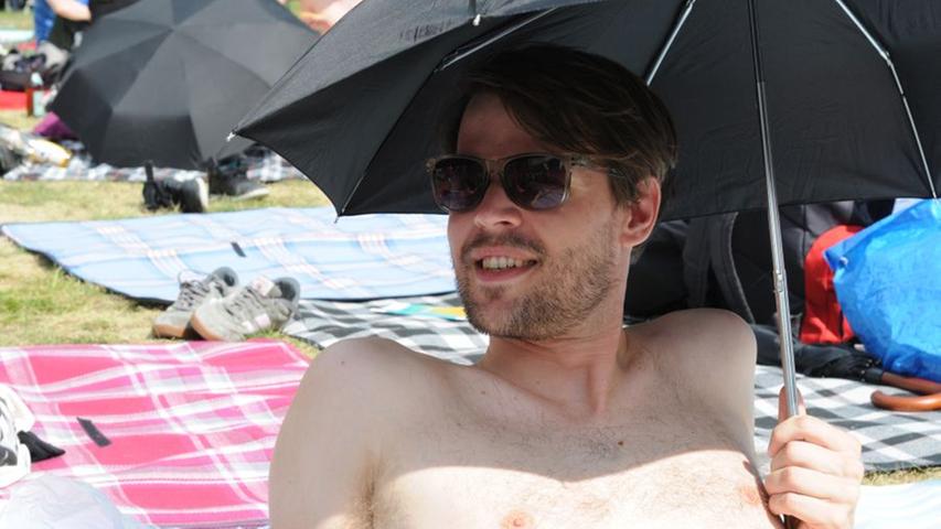 Steven Wood (33) freut sich über das schöne Wetter und findet Folk im Park einfach super.