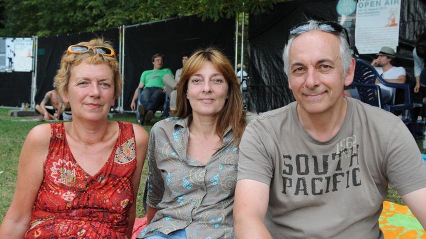 Margit Endres, Marianne B. und Reinhold U. (von links) waren letztes Jahr schon bei der ersten Ausgabe von Folk im Park. Obwohl Reinhold eigentlich Volksmusik besser findet, haben die Drei ihren Spaß.