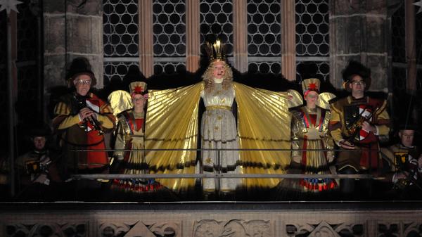 Franziska Handke bei der Eröffnung des Nürnberger Christkindlesmarktes 2011. Die 17-Jährige war das 24. Christkind nach dem Zweiten Weltkrieg - und bekam den Posten eher spontan. Zwei Tage vor Anmeldeschluss für die Bewerbungen kam ihr Opa mit dem Vorschlag, dass sie sich doch bewerben könne. Und prompt bekam sie den Job.