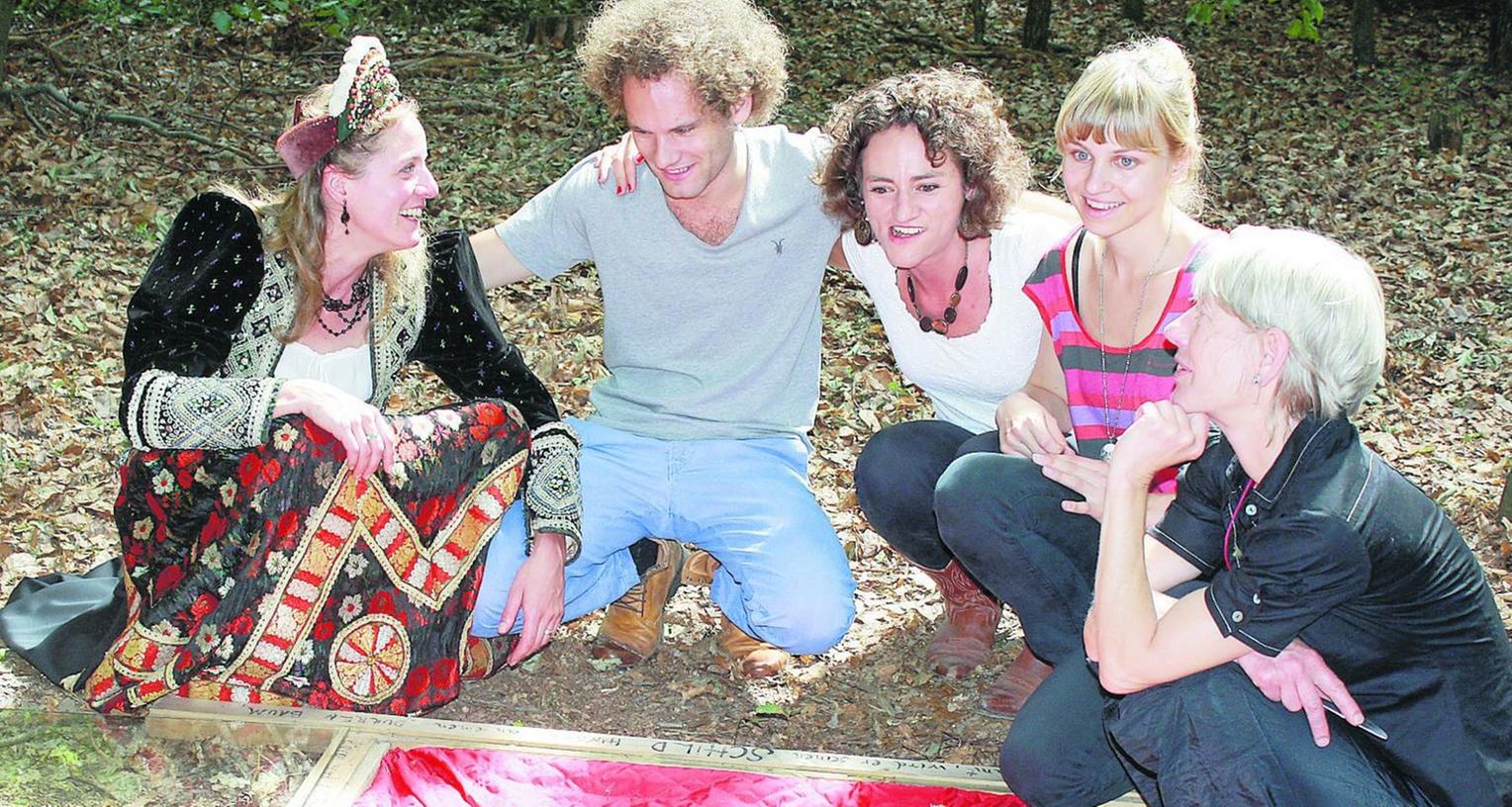 Den König mit Gesang und Tanz verabschiedet Den König mit Gesang und Tanz verabschiedet