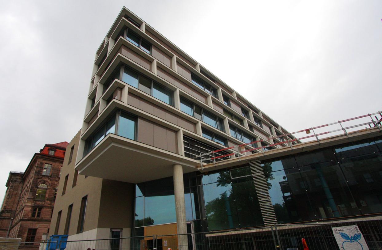 Unter dem Motto der Stadtbibliothek "Wir öffnen Welten" vereint der neue Bau im ehemaligen Luitpoldhaus am Gewerbemuseumsplatz mit einer Nutzfläche von 5.207 Quadratmetern mitten in der Nürnberger Innenstadt alles in einem Haus.