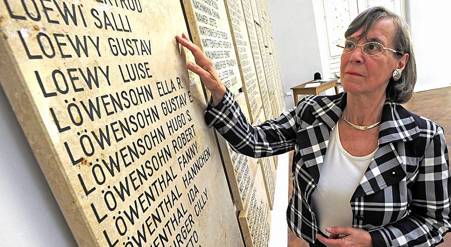Für Gisela Naomi Blume, hier in der Halle des neuen jüdischen Friedhofs, ist es zur Lebensaufgabe geworden, sich mit den Namen von Fürther Juden zu beschäftigen.
