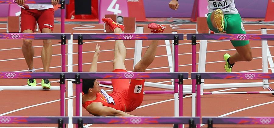 Der chinesische Hürden-Volksheld Liu Xiang ist einer der großen Pechvögel in der olympischen Historie. Wie 2008 in Peking kam für ihn auch in London das Ende sehr schnell. Diesmal stürzte der ehemalige Weltrekordler an der ersten Hürde.