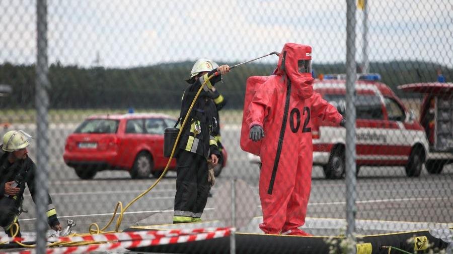 Am Nürnberger Flughafen rückte gestern die Feuerwehr mit ABC-Schutzkleidung und Atemschutz an.