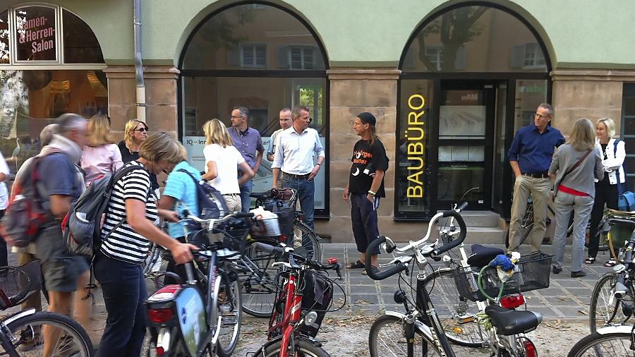 Das wbg-Baubüro der städtischen Wohnungsbaugesellschaft in der Leipziger Straße war eine Station der Mobilen Bürgerversammlung. OB Ulrich Maly (Mitte) nahm sich Zeit für den Dialog mit Anwohnern des Viertels. Das wbg-Baubüro der städtischen Wohnungsbaugesellschaft in der Leipziger Straße war eine Station der Mobilen Bürgerversammlung. OB Ulrich Maly (Mitte) nahm sich Zeit für den Dialog mit Anwohnern des Viertels.