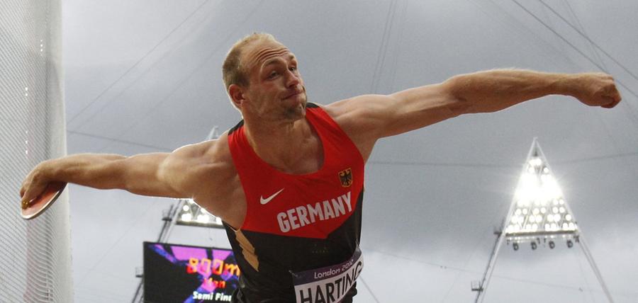 Zum Abschluss vergoldete Diskuswerfer Robert Harting den Dienstag aus deutscher Sicht. Mit einer starken Vorstellung im Finale sicherte sich der Deutsche die Goldmedaille und ist damit der erste Leichtathletik-Olympiasieger seit den Spielen in Sydney im Jahr 2000.