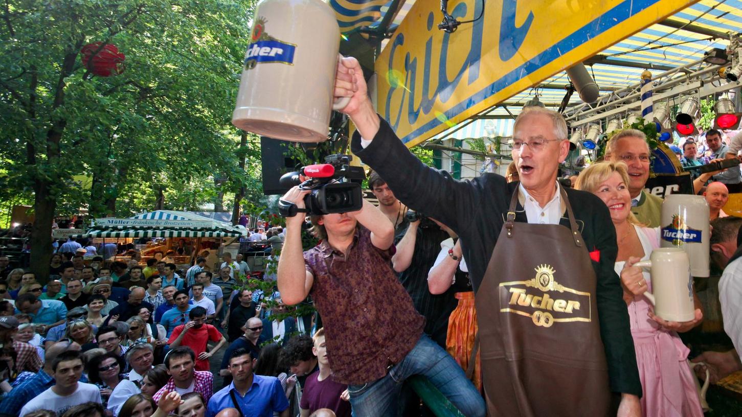 Wie im vergangenen Jahr eröffnet OB Siegfried Balleis die Bergkirchweih mit Freibier.