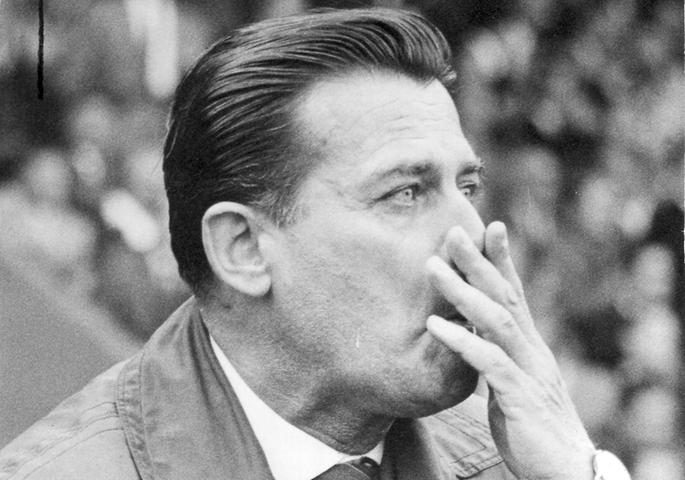 Gut, der 1. FC Nürnberg ist als Bundesliga-Meister abgestiegen. Wissen alle. Eine wenig schmeichelhafte Ausnahmestellung, die keiner nachahmen will - also steht der Rekord noch immer. Nachahmer gefunden hat aber etwas anderes, bei dem die Nürnberger vorangegangen sind. Nämlich als sie 1963 als erster Verein der Bundesligahistorie ihren damaligen Trainer, Herbert Widmayer, entließen.
