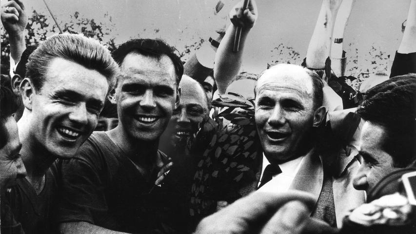 ... hatte Gunter Baumann die Männer aus dem Neuen Zabo in der Abschlusstabelle 1964 auf Rang sechs dirigiert. Die Mannschaft zeigte attraktiven Offensivfußball, doch in den letzten sechs Saisonspielen blieb ein Sieg aus. Der Vorstand wollte Baumann daraufhin stärker kontrollieren und dies vertraglich verankern. Baumann sah sich brüskiert und verließ den Verein. Sein Nachfolger war sein Vorgänger: Jeno Csaknady. ... hatte Gunter Baumann die Männer aus dem Neuen Zabo in der Abschlusstabelle 1964 auf Rang sechs dirigiert. Die Mannschaft zeigte attraktiven Offensivfußball, doch in den letzten sechs Saisonspielen blieb ein Sieg aus. Der Vorstand wollte Baumann daraufhin stärker kontrollieren und dies vertraglich verankern. Baumann sah sich brüskiert und verließ den Verein. Sein Nachfolger war sein Vorgänger: Jeno Csaknady.