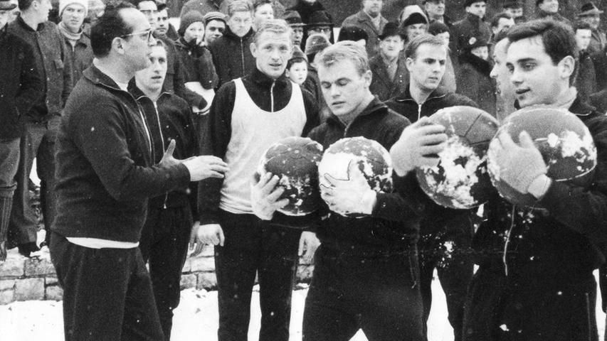 Bevor Merkel zum Club kam hatte er bereits das Nationalteam der Niederlande, Rapid Wien, Borussia Dortmund und den TSV 1860 München angeleitet - und das höchst erfolgreich. Merkel war in diesen Jahren fast schon eine Garantie für Meistertitel und Pokalerfolge. Auch beim 1. FC Nürnberg sollte Merkel Großes gelingen. Bevor Merkel zum Club kam hatte er bereits das Nationalteam der Niederlande, Rapid Wien, Borussia Dortmund und den TSV 1860 München angeleitet - und das höchst erfolgreich. Merkel war in diesen Jahren fast schon eine Garantie für Meistertitel und Pokalerfolge. Auch beim 1. FC Nürnberg sollte Merkel Großes gelingen.