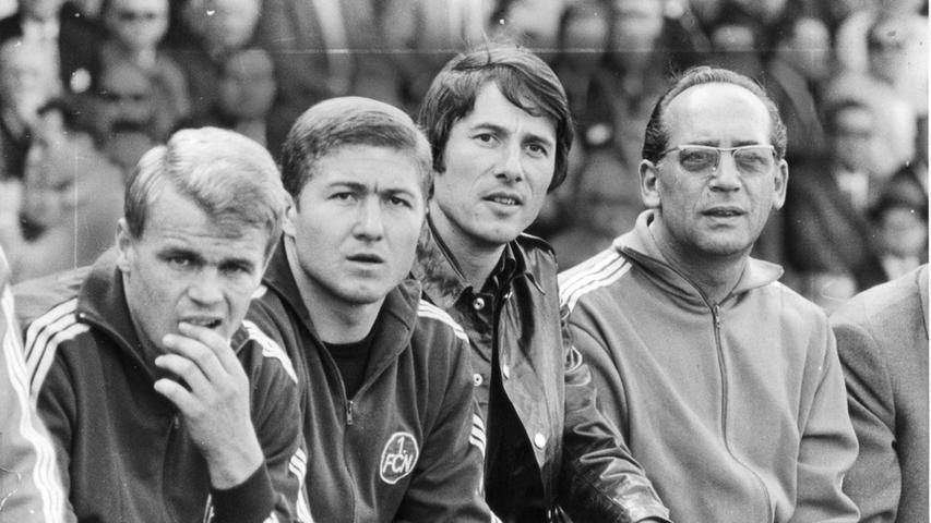 Der Star-Trainer zog die Stars an: Der 1. FC Nürnberg unter Max Merkel war ein absoluter Hotspot. Hier sitzt Schlagersänger Udo Jürgens (Dritter von links), auf der Trainerbank neben dem Chef der rot-schwarzen Unterhaltungskünstler. Der Star-Trainer zog die Stars an: Der 1. FC Nürnberg unter Max Merkel war ein absoluter Hotspot. Hier sitzt Schlagersänger Udo Jürgens (Dritter von links), auf der Trainerbank neben dem Chef der rot-schwarzen Unterhaltungskünstler.