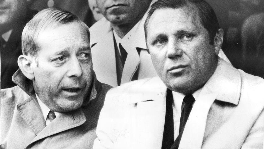 Und Robert Körner ging schnell in die Geschichtsbücher ein. Lediglich 18 Tage blieb der Österreicher im Amt, ehe er von Kuno Klötzer (links, hier mit Max Morlock) abgelöst wurde. In der Geschichte der Bundesliga gab es bis 2013 nur sechs Trainer, die eine kürzere Amtszeit hatten. Und Robert Körner ging schnell in die Geschichtsbücher ein. Lediglich 18 Tage blieb der Österreicher im Amt, ehe er von Kuno Klötzer (links, hier mit Max Morlock) abgelöst wurde. In der Geschichte der Bundesliga gab es bis 2013 nur sechs Trainer, die eine kürzere Amtszeit hatten.