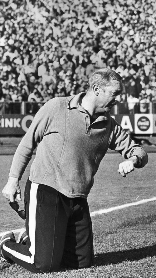 Klötzer kam am 12. April, um den dem Abstieg entgegen schludernden FCN zurück auf Kurs zu bringen. Tatsächlich holte Klötzer und seine Mannen Siege gegen Braunschweig, Stuttgart und Bayern München. Gegen Werder und die Dortmunder Borussia, direkter Konkurrent im Abstiegskampf, gab es Punkteteilungen. Ausgerechnet am letzten Spieltag setzte es die erste Pleite für Klötzers FCN. Im Müngersdorfer Stadion hatten die Gäste aus Nürnberg nichts zu bestellen, der 1. FC Köln behielt mit 3:0 die Oberhand. Der erste Abstieg der Vereinsgeschichte war besiegelt. In der folgenden Regionalliga-Saison belegte der Club Platz drei und Klötzer verließ den Verein. Klötzer kam am 12. April, um den dem Abstieg entgegen schludernden FCN zurück auf Kurs zu bringen. Tatsächlich holte Klötzer und seine Mannen Siege gegen Braunschweig, Stuttgart und Bayern München. Gegen Werder und die Dortmunder Borussia, direkter Konkurrent im Abstiegskampf, gab es Punkteteilungen. Ausgerechnet am letzten Spieltag setzte es die erste Pleite für Klötzers FCN. Im Müngersdorfer Stadion hatten die Gäste aus Nürnberg nichts zu bestellen, der 1. FC Köln behielt mit 3:0 die Oberhand. Der erste Abstieg der Vereinsgeschichte war besiegelt. In der folgenden Regionalliga-Saison belegte der Club Platz drei und Klötzer verließ den Verein.