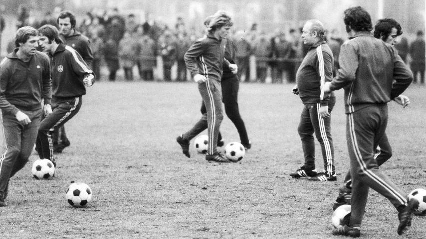 Der neue Meister schreitet zur ersten Tat. Einige hundert Zuschauer begleiteten Cajkovski bei seinem Antritt, spontane Bravo-Rufe ertönen. "Tschik" zurückhaltend: "Probieren, probieren!" Brungs, Franz, Leupold, Bittlmayer, Theis und Sturz (v.l.) hören auf den neuen Trainer. Der hat seinen Ball unter der Weste versteckt - oder doch nicht?
Beim FC Bayern und dem 1. FC Köln hatte Cakovski zuvor große Erfolge gefeiert. In Nürnberg bekannte er: "Clubfan war ich schon, da habe ich noch die Bayern trainiert", was ihm in der Noris durchaus Sympathien brachte. Sportlich gab es in finanziell schwierigen Zeiten nur ein Ziel: Den FCN am Leben halten. Cajkovski hat seinen Beitrag dazu geleistet. Der neue Meister schreitet zur ersten Tat. Einige hundert Zuschauer begleiteten Cajkovski bei seinem Antritt, spontane Bravo-Rufe ertönen. "Tschik" zurückhaltend: "Probieren, probieren!" Brungs, Franz, Leupold, Bittlmayer, Theis und Sturz (v.l.) hören auf den neuen Trainer. Der hat seinen Ball unter der Weste versteckt - oder doch nicht?
Beim FC Bayern und dem 1. FC Köln hatte Cakovski zuvor große Erfolge gefeiert. In Nürnberg bekannte er: "Clubfan war ich schon, da habe ich noch die Bayern trainiert", was ihm in der Noris durchaus Sympathien brachte. Sportlich gab es in finanziell schwierigen Zeiten nur ein Ziel: Den FCN am Leben halten. Cajkovski hat seinen Beitrag dazu geleistet.