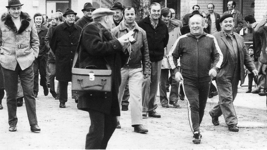 Am Nikolaustag 1971 wurde eine weitere echte Trainerlegende am Valznerweiher vorstellig: Zlatko "Tschick" Cajkovski. "Tschick" bedeutet im Jugoslawischen nichts anderes als "Zigarretenstummel", den Beinamen bekam der Zagreber wegen seiner geringen Körpergröße von 1,64 Metern verpasst. Am Nikolaustag 1971 wurde eine weitere echte Trainerlegende am Valznerweiher vorstellig: Zlatko "Tschick" Cajkovski. "Tschick" bedeutet im Jugoslawischen nichts anderes als "Zigarretenstummel", den Beinamen bekam der Zagreber wegen seiner geringen Körpergröße von 1,64 Metern verpasst.