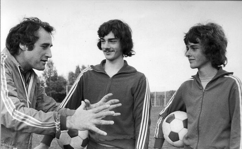 Im ersten Jahr der neu eingeführten 2. Fußball-Bundesliga belegte Nürnberg 1974/75 den 6. Platz. Ein Jahr später landete Tilkowski mit dem Club auf dem 2. Rang - in zwei Entscheidungsspielen gegen den Zweiten aus der Nordstaffel (Borussia Dortmund) ging es um den Einzug in das Oberhaus. Der BVB gewann beide Partien, der FCN musste weiter in der Zweitklassigkeit darben. Nach drei Jahren verließ Hans Tilkowski den Valznerweiher wieder. Im ersten Jahr der neu eingeführten 2. Fußball-Bundesliga belegte Nürnberg 1974/75 den 6. Platz. Ein Jahr später landete Tilkowski mit dem Club auf dem 2. Rang - in zwei Entscheidungsspielen gegen den Zweiten aus der Nordstaffel (Borussia Dortmund) ging es um den Einzug in das Oberhaus. Der BVB gewann beide Partien, der FCN musste weiter in der Zweitklassigkeit darben. Nach drei Jahren verließ Hans Tilkowski den Valznerweiher wieder.
