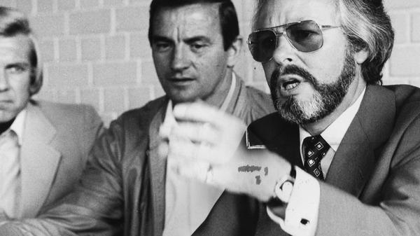 Die Negativbilanz von 1:5 Punkten – eben hatte der Club in der Südstaffel trotz 2:0-Führung gegen Schlusslicht Bürstadt nur remis gespielt – veranlassten Michael A. Roth im August, Vliers nach nur drei Spieltagen trickreich den Laufpass zu geben. Der Club-Präsident übertölpelte den glücklosen Coach, indem er ihm als Abfindung die gesamten Tageseinnahmen offeriert. "Machen's den Karton zu und fahren's schnell über die Grenze", rät Roth dem Belgier. Dieser folgt der Empfehlung und merkt erst in der Heimat, dass der Karton nur die Einnahmen eines Kassenhäuschens enthält – immerhin 60.000 Mark. Bis zum 30. Juni 1980 übernahm anschließend wieder Gebhardt.