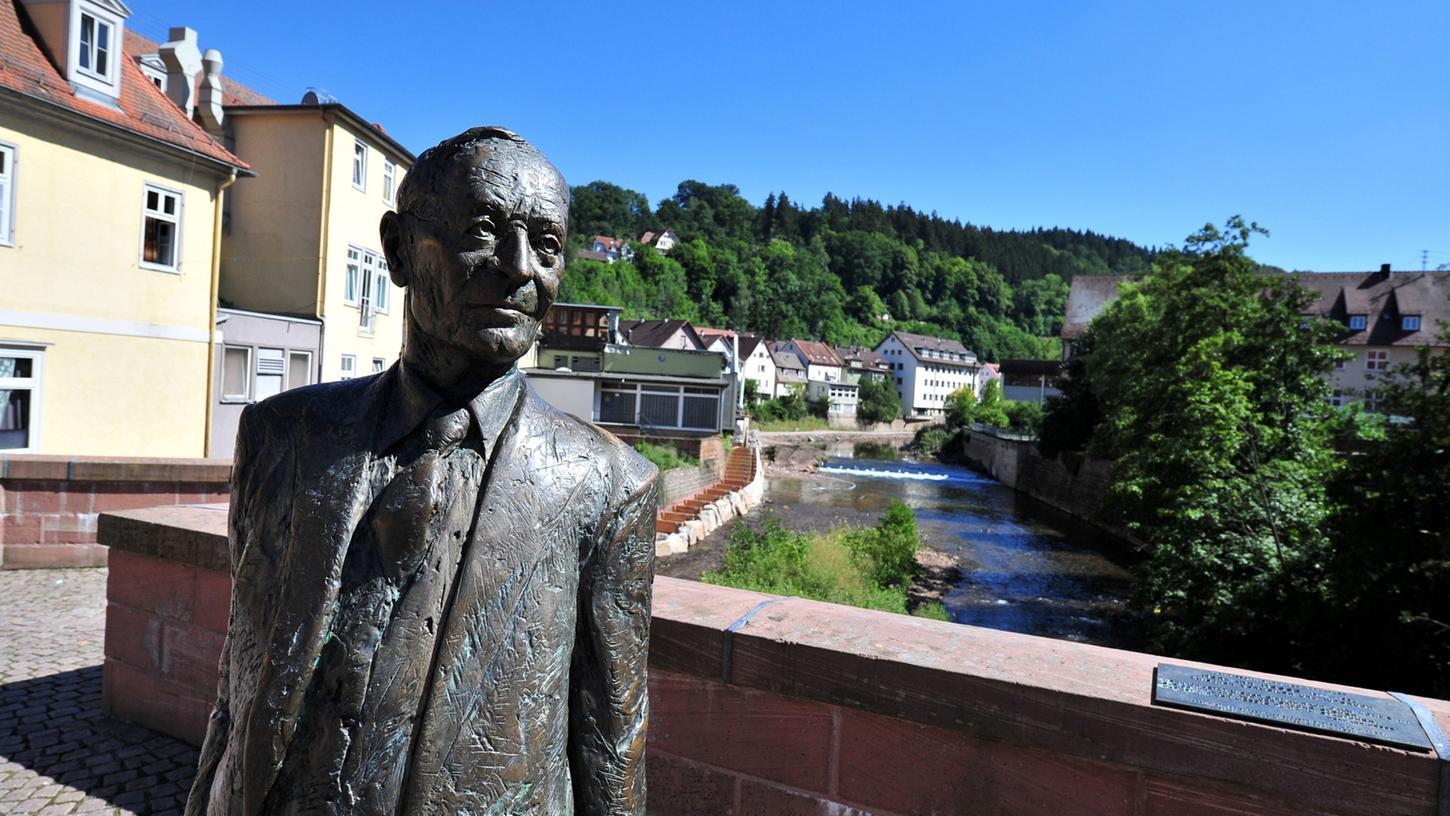 Die Statue "Hermann Hesse 1877- 1962 zwischen verweilen und Aufbruch" des Bildhauers Kurt Tassotti, steht auf der Nikolausbrücke in Calw, seinem Geburtsort.