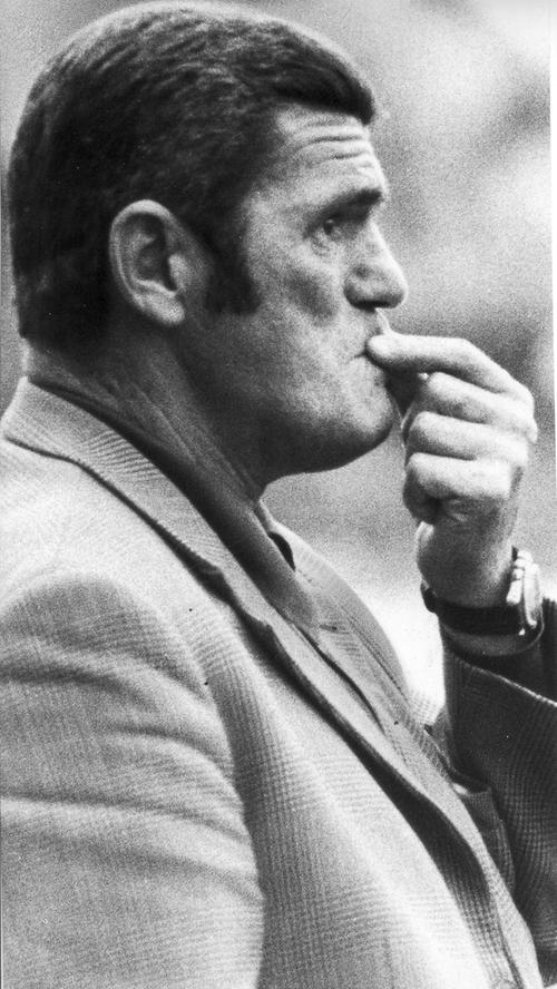 Doch zurück ins Jahr 1981: “Strohmann“ Fred Hoffmann übernahm, der "blonde Fritz" kehrte zurück in die zweite Glied, der Wiederaufsteiger aus der Noris hielt als Tabellenvierzehnter die Klasse. Doch zurück ins Jahr 1981: “Strohmann“ Fred Hoffmann übernahm, der "blonde Fritz" kehrte zurück in die zweite Glied, der Wiederaufsteiger aus der Noris hielt als Tabellenvierzehnter die Klasse.