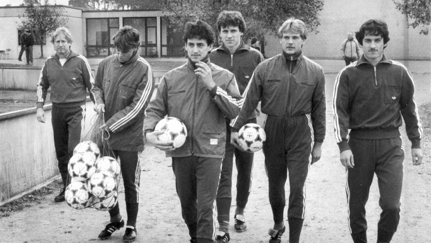... ist bis heute noch die Spielerrevolte aus dem Herbst 1984. Nur noch fünf Spieler erschienen zum Training, der Spielerrat schrieb einen offenen Brief an die lokalen Tageszeitungen. Von einem gestörten Verhältnis zwischen Höher (links außen) und der Mannschaft war darin die Rede. Doch Höher blieb, Präsident Gerd Schmelzer feuerte lieber die sechs Profis Udo Horsmann, Rudi Kargus, Horst Weyerich, Stefan Lottermann, Detlef Krella und Manfred Walz. ... ist bis heute noch die Spielerrevolte aus dem Herbst 1984. Nur noch fünf Spieler erschienen zum Training, der Spielerrat schrieb einen offenen Brief an die lokalen Tageszeitungen. Von einem gestörten Verhältnis zwischen Höher (links außen) und der Mannschaft war darin die Rede. Doch Höher blieb, Präsident Gerd Schmelzer feuerte lieber die sechs Profis Udo Horsmann, Rudi Kargus, Horst Weyerich, Stefan Lottermann, Detlef Krella und Manfred Walz.