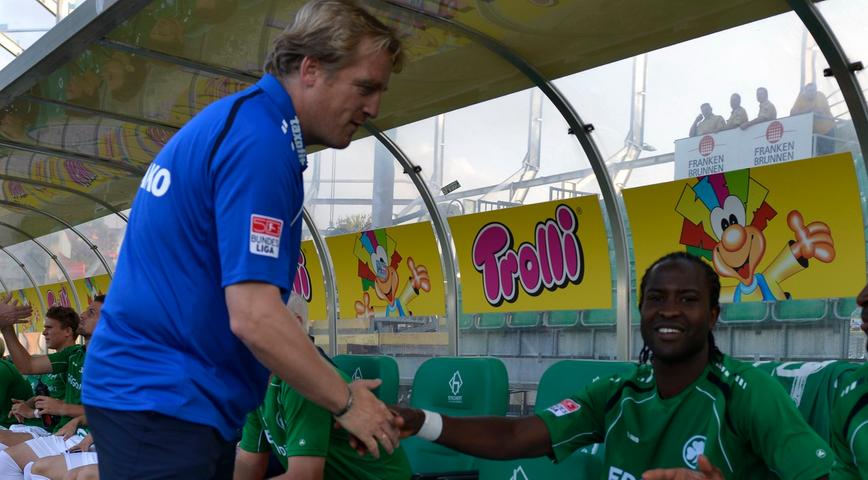 Der neue Stürmer Djiby Fall wurde von Trainer Mike Büskens begrüßt. Der 27-jährige Senegalese vom belgischen Erstligisten KSC Lokeren hatte zuvor einen Dreijahres-Vertrag unterzeichnet.
