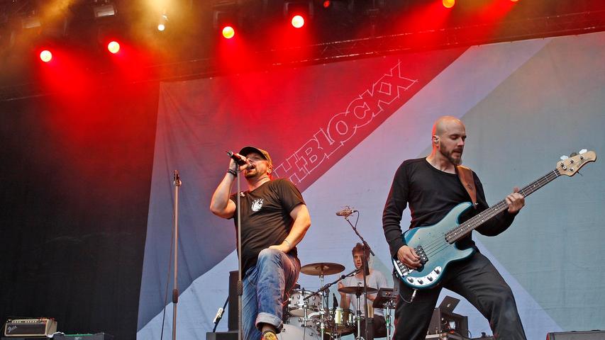Bassist Stephan Hinz (rechts) und Schlagzeuger Johann–Christoph Maass (im Hintergrund) lassen es laut werden.