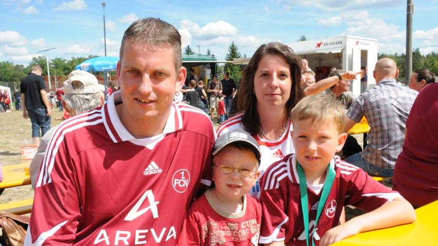 Das Sommerfest war ein beliebter Ausflugsort für Familien. So war auch Martin Bauer mit Frau und Kindern dabei. Er tippt auf Platz neun für den 1. FC Nürnberg und Bayern als Meister.