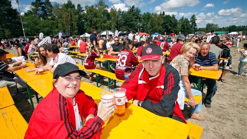 Sommerfest am Valznerweiher: Der Club hat seine Fans - wie hier Ronny und Ines - eingeladen, das Ende einer erfolgreichen Saison und den bevorstehenden Beginn einer möglicherweise ebenso erfreulichen Spielzeit 2012/2013 zu feiern.
