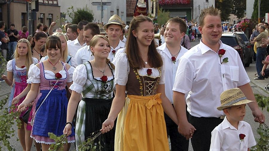 Die Schwander Kärwaboum und -madli führten den Umzug zur Eröffnung der Kirchweih an. Die Schwander Kärwaboum und -madli führten den Umzug zur Eröffnung der Kirchweih an.