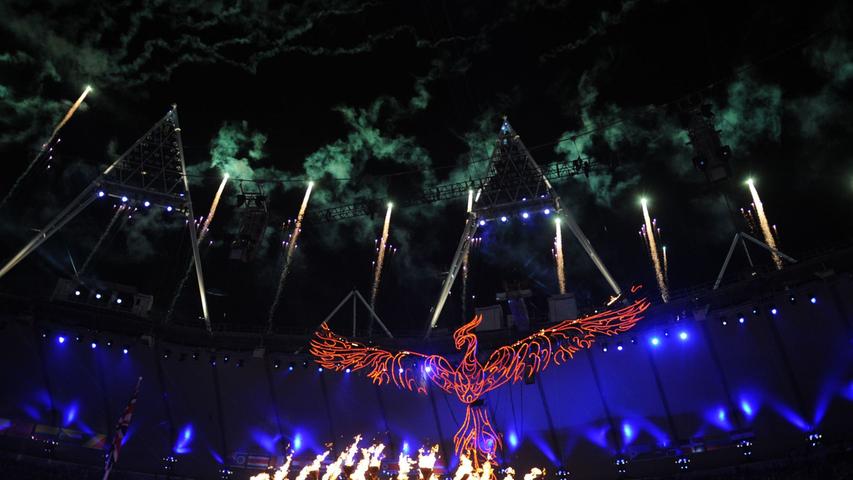 Feuerwerkskörper schossen in den Londoner Nachthimmel und tauchten diesen in bunte Farben. Kurz vor Mitternacht erlosch schließlich das Olympische Feuer.