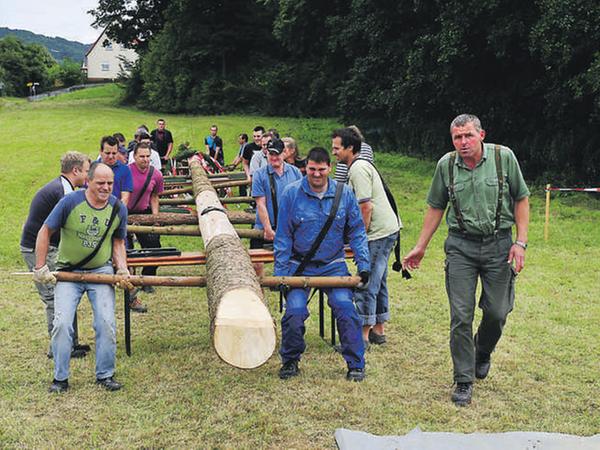 Oldtimer zum letzten Mal unterm Rollhofener Kirchweihbaum?