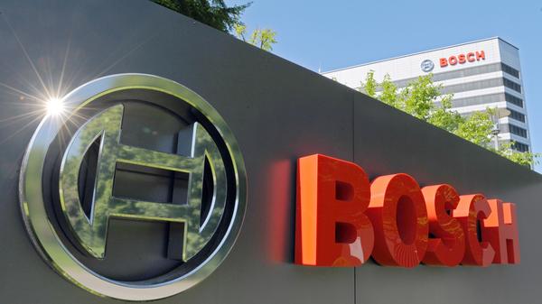 Das Familienprogramm bei Bosch kann sich sehen lassen, wobei Kita-Plätze nicht an jedem Standort geboten werden - was für manche andere Arbeitgeber ebenso gilt. Wer sich für Autos interessiert und gern andere Standorte kennenlernt, ist bei Bosch richtig, denn der Zulieferer ist weltweit vertreten. Wer viel unterwegs ist, bekommt einen Dienstwagen.