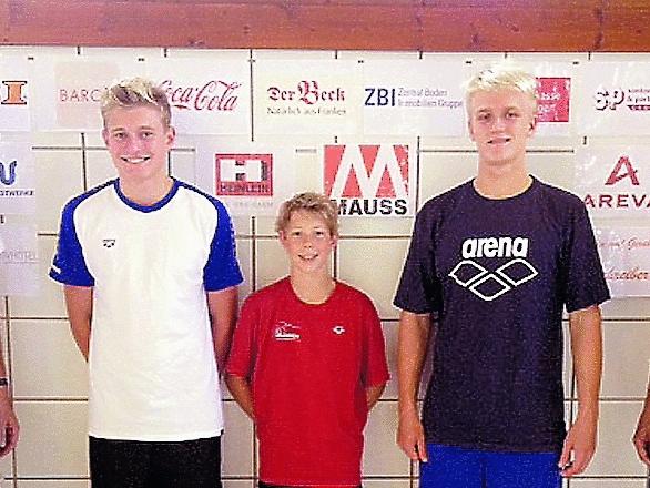 Auszeichnung für drei erfolgreiche Schwimmer: Cheftrainer Roland Böller (li.) und Fördervereinschef Harald Walter (re.) mit Konstantin Walter, Xander Cronje und Nils Wich-Glasen (v.li.). Auszeichnung für drei erfolgreiche Schwimmer: Cheftrainer Roland Böller (li.) und Fördervereinschef Harald Walter (re.) mit Konstantin Walter, Xander Cronje und Nils Wich-Glasen (v.li.).